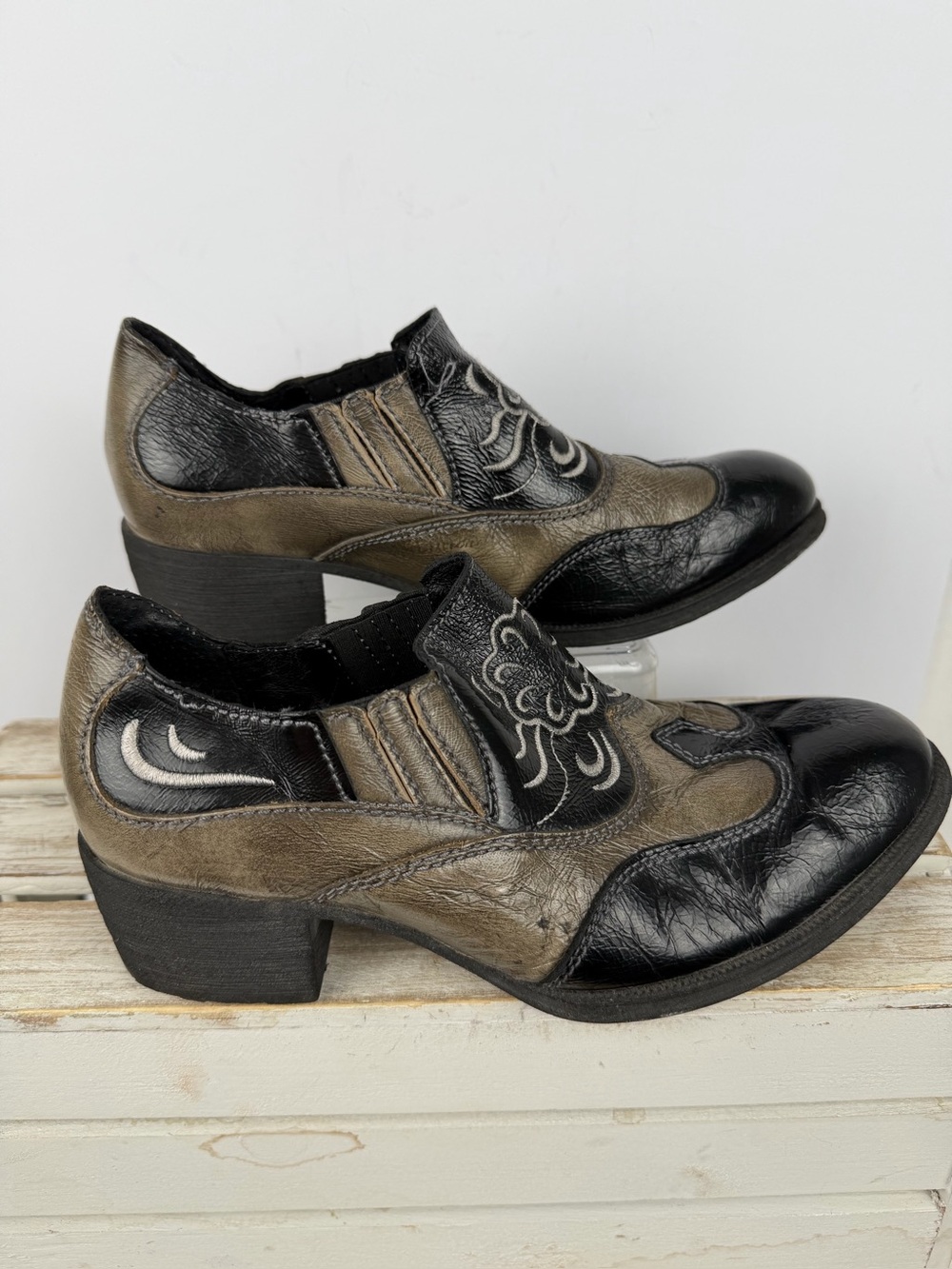 Born Napa western ankle boots black and taupe embroidered leather size 7.5-8